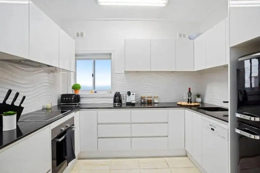 Apartment Beachside Retreat With Ocean Views In Glenelg